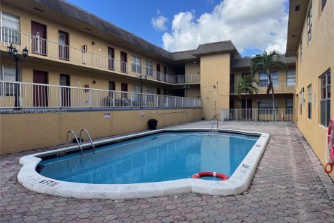 Condominio en alquiler en Pembroke Pines, Florida, 2 dormitorios, 65.03 m2 № 1963009 - foto 3