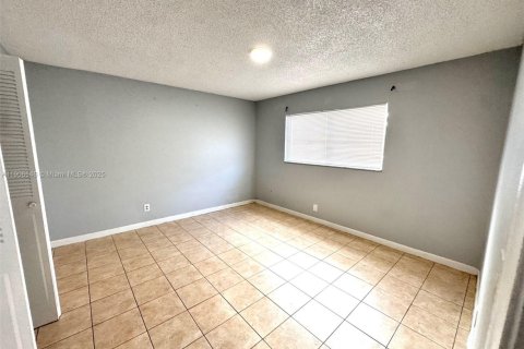 Condominio en alquiler en Pembroke Pines, Florida, 2 dormitorios, 65.03 m2 № 1963009 - foto 9