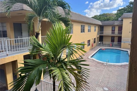 Condominio en alquiler en Pembroke Pines, Florida, 2 dormitorios, 65.03 m2 № 1963009 - foto 1