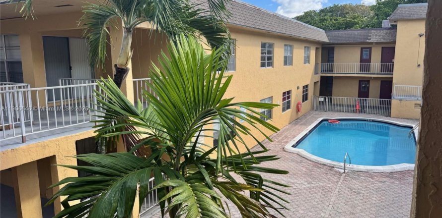Condominio en Pembroke Pines, Florida, 2 dormitorios № 1963009