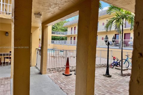 Condominio en alquiler en Pembroke Pines, Florida, 2 dormitorios, 65.03 m2 № 1963009 - foto 7