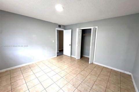 Condominio en alquiler en Pembroke Pines, Florida, 2 dormitorios, 65.03 m2 № 1963009 - foto 8