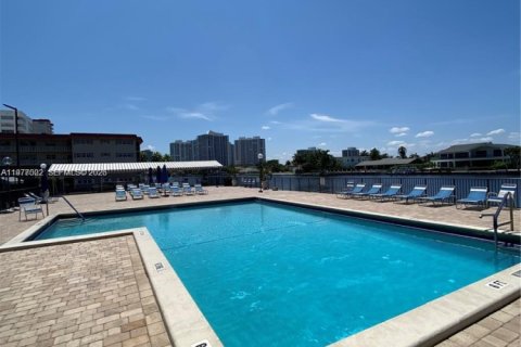 Condo in Hallandale Beach, Florida, 1 bedroom  № 2040996 - photo 26