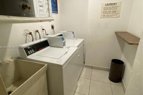 Condo in Hallandale Beach, Florida, 1 bedroom  № 2040996 - photo 22