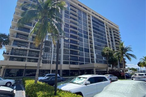Condo in Hallandale Beach, Florida, 1 bedroom  № 2040996
