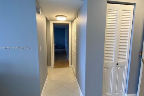 Condo in Hallandale Beach, Florida, 1 bedroom  № 2040996 - photo 6