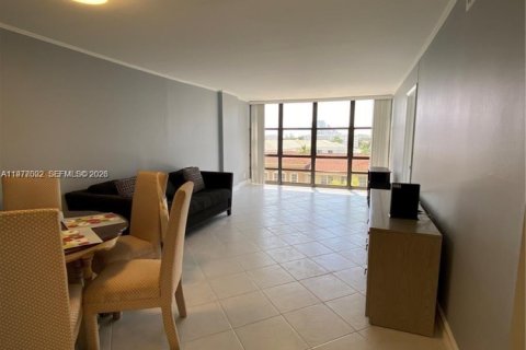 Condo in Hallandale Beach, Florida, 1 bedroom  № 2040996 - photo 4
