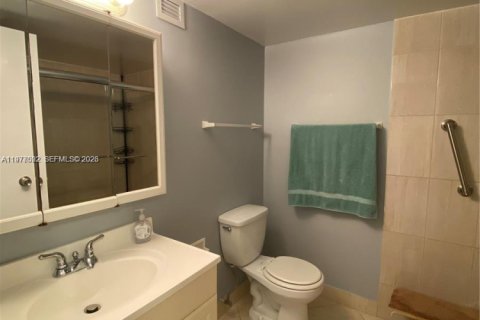 Condo in Hallandale Beach, Florida, 1 bedroom  № 2040996 - photo 13