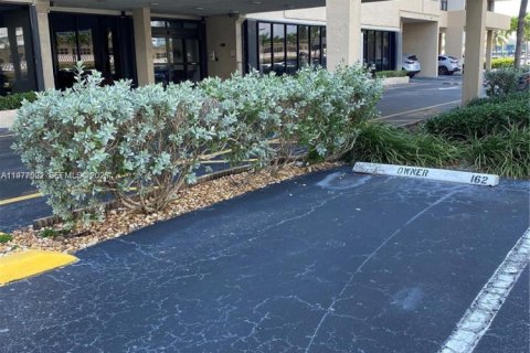 Condo in Hallandale Beach, Florida, 1 bedroom  № 2040996 - photo 21