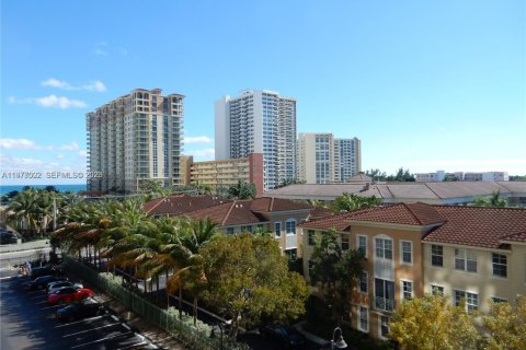 Condo in Hallandale Beach, Florida, 1 bedroom  № 2040996 - photo 10
