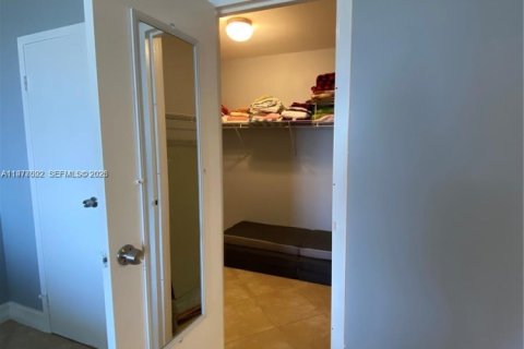 Condo in Hallandale Beach, Florida, 1 bedroom  № 2040996 - photo 11
