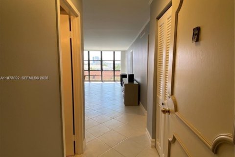Condo in Hallandale Beach, Florida, 1 bedroom  № 2040996 - photo 2