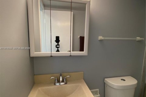 Condo in Hallandale Beach, Florida, 1 bedroom  № 2040996 - photo 17