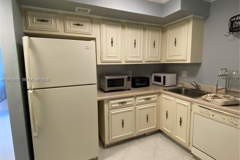 Condo in Hallandale Beach, Florida, 1 bedroom  № 2040996 - photo 19