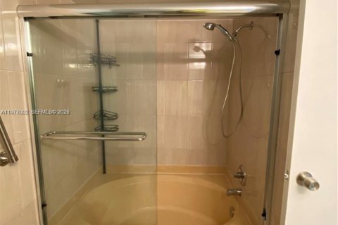 Condo in Hallandale Beach, Florida, 1 bedroom  № 2040996 - photo 14