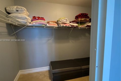 Condo in Hallandale Beach, Florida, 1 bedroom  № 2040996 - photo 12