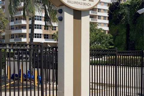 Condo in Hallandale Beach, Florida, 1 bedroom  № 2040996 - photo 27