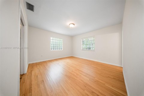 House in Miami, Florida 2 bedrooms, 143.72 sq.m. № 2023237 - photo 16