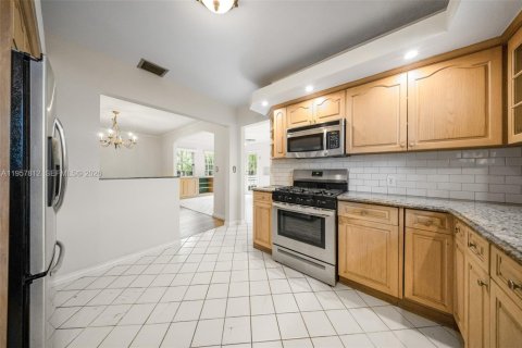 House in Miami, Florida 2 bedrooms, 143.72 sq.m. № 2023237 - photo 28