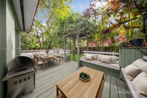 House in Miami, Florida 2 bedrooms, 143.72 sq.m. № 2023237 - photo 10