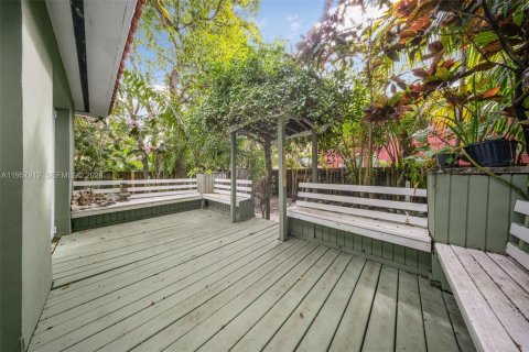 House in Miami, Florida 2 bedrooms, 143.72 sq.m. № 2023237 - photo 18