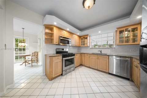 House in Miami, Florida 2 bedrooms, 143.72 sq.m. № 2023237 - photo 27