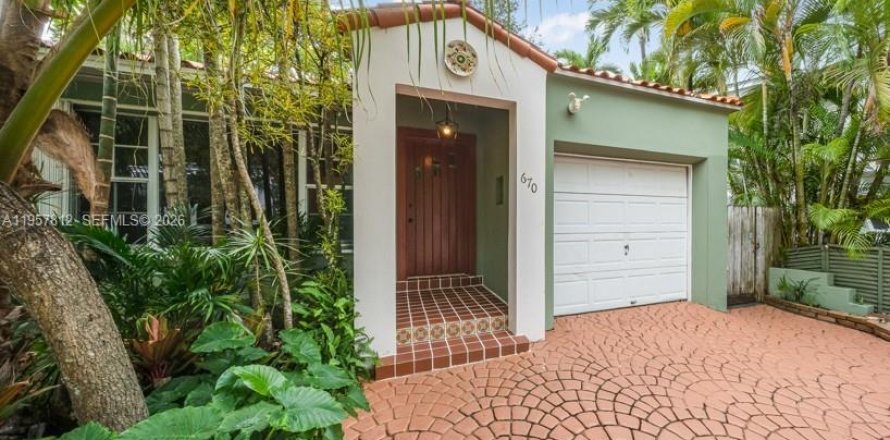 House in Miami, Florida 2 bedrooms, 143.72 sq.m. № 2023237