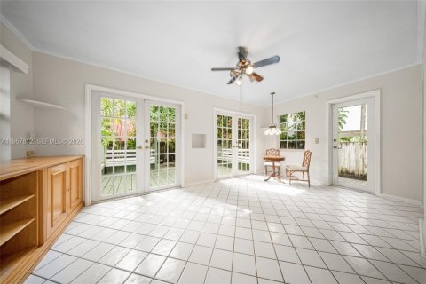 House in Miami, Florida 2 bedrooms, 143.72 sq.m. № 2023237 - photo 23