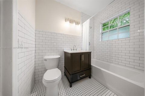 House in Miami, Florida 2 bedrooms, 143.72 sq.m. № 2023237 - photo 8