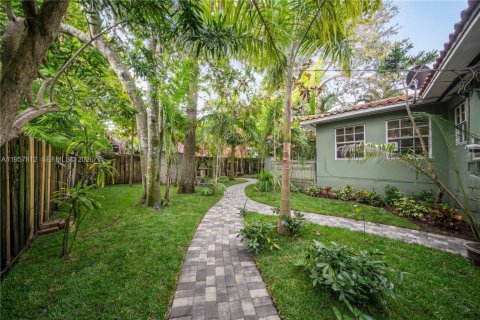 House in Miami, Florida 2 bedrooms, 143.72 sq.m. № 2023237 - photo 12