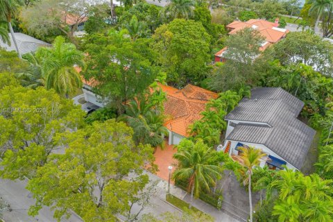 House in Miami, Florida 2 bedrooms, 143.72 sq.m. № 2023237 - photo 26