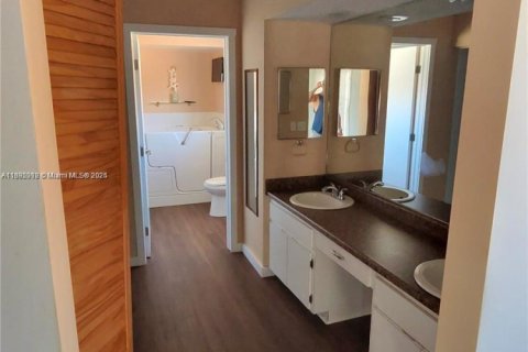 House in Cutler Bay, Florida 4 bedrooms, 206.15 sq.m. № 1930510 - photo 6