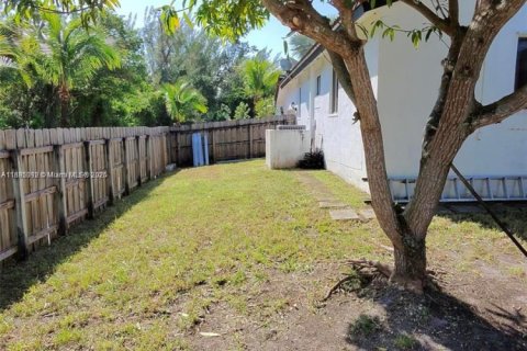 House in Cutler Bay, Florida 4 bedrooms, 206.15 sq.m. № 1930510 - photo 13