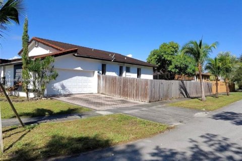 House in Cutler Bay, Florida 4 bedrooms, 206.15 sq.m. № 1930510 - photo 2