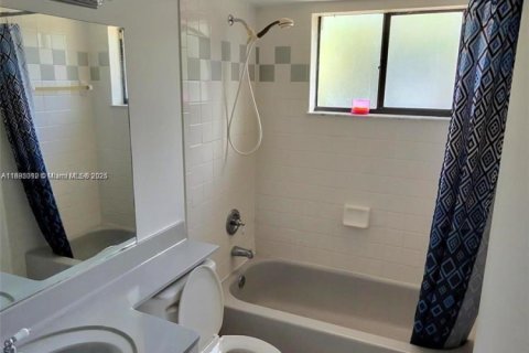 House in Cutler Bay, Florida 4 bedrooms, 206.15 sq.m. № 1930510 - photo 9