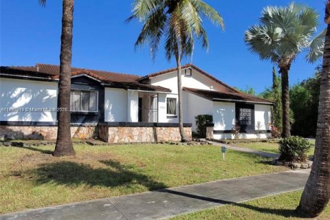 House in Cutler Bay, Florida 4 bedrooms, 206.15 sq.m. № 1930510 - photo 3