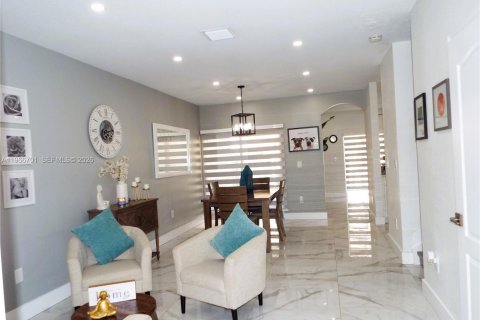 Adosado en venta en Cutler Bay, Florida, 3 dormitorios, 139.73 m2 № 2028897 - foto 2