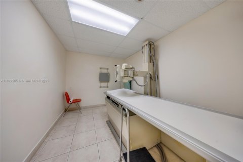 Commercial property in Palmetto Bay, Florida № 2076776 - photo 17