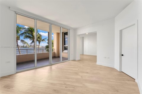 Condo in Miami, Florida, 4 bedrooms  № 1953389 - photo 22