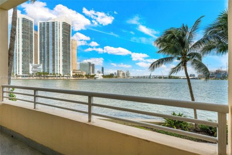 Condo in Miami, Florida, 4 bedrooms  № 1953389 - photo 27