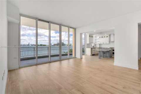 Condo in Miami, Florida, 4 bedrooms  № 1953389 - photo 5