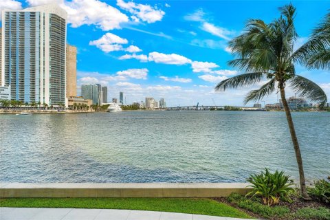 Condo in Miami, Florida, 4 bedrooms  № 1953389 - photo 28