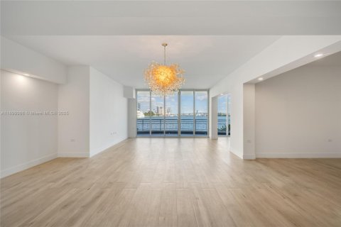 Condo in Miami, Florida, 4 bedrooms  № 1953389 - photo 1