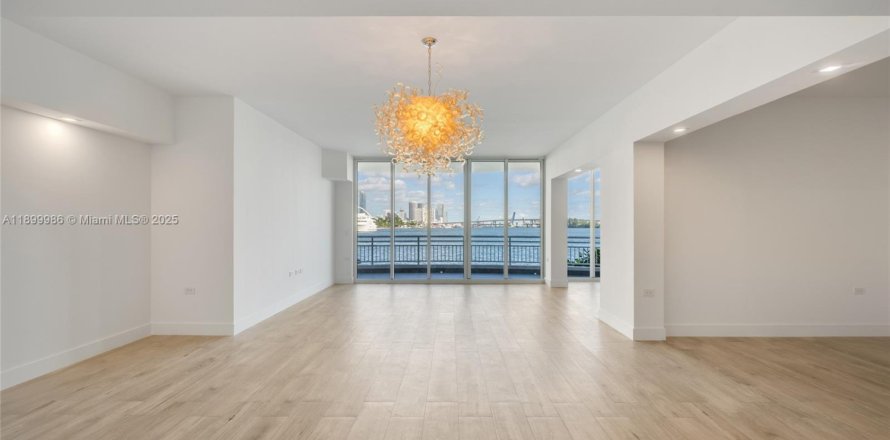 Condo in Miami, Florida, 4 bedrooms  № 1953389
