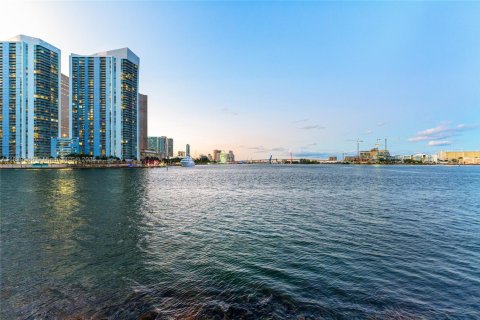 Condo in Miami, Florida, 4 bedrooms  № 1953389 - photo 13