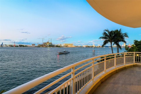 Condo in Miami, Florida, 4 bedrooms  № 1953389 - photo 12