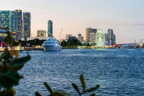 Condo in Miami, Florida, 4 bedrooms  № 1953389 - photo 14
