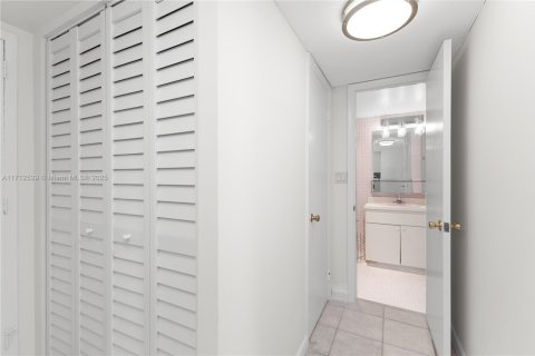 Купить кондоминиум в Майами-Бич, Флорида 1 спальня, 60.76м2, № 2053703 - фото 17