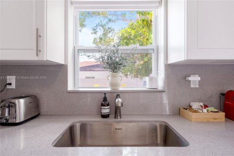 Casa en alquiler en Miami, Florida, 3 dormitorios, 115.94 m2 № 1864512 - foto 15