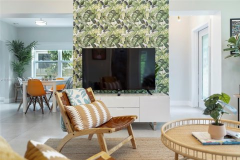 Casa en alquiler en Miami, Florida, 3 dormitorios, 115.94 m2 № 1864512 - foto 6